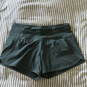 Lululemon size 6, 2.5 inseam, barley ever worn